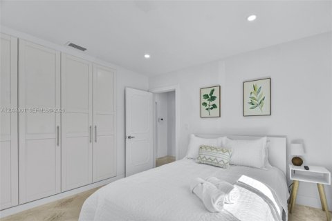 House in Miami, Florida 4 bedrooms, 161.56 sq.m. № 2086848 - photo 30