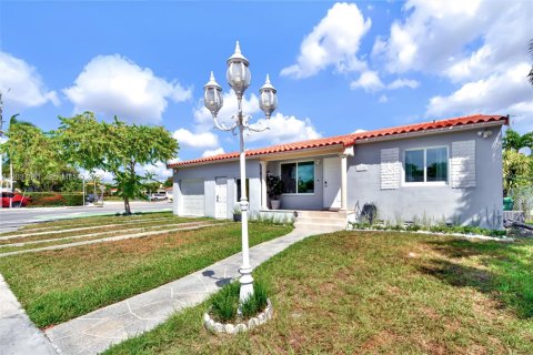House in Miami, Florida 4 bedrooms, 161.56 sq.m. № 2086848 - photo 2