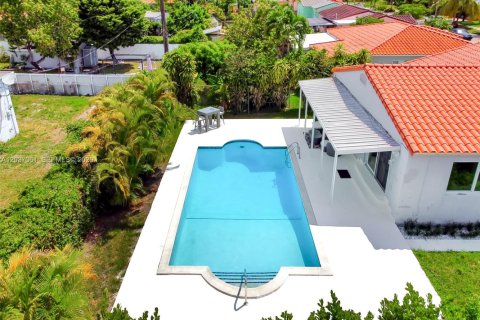 House in Miami, Florida 4 bedrooms, 161.56 sq.m. № 2086848 - photo 20