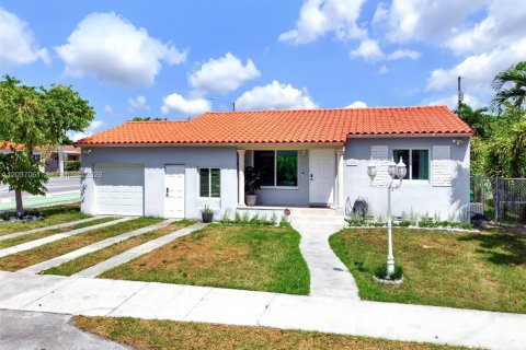 House in Miami, Florida 4 bedrooms, 161.56 sq.m. № 2086848 - photo 18