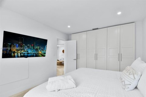 House in Miami, Florida 4 bedrooms, 161.56 sq.m. № 2086848 - photo 26