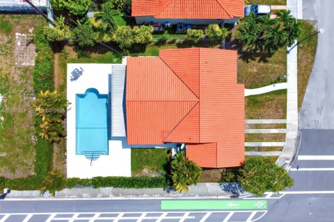 House in Miami, Florida 4 bedrooms, 161.56 sq.m. № 2086848 - photo 22