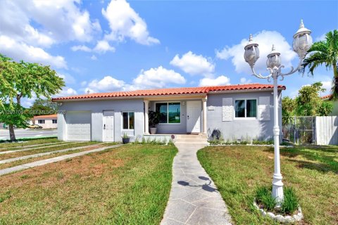 House in Miami, Florida 4 bedrooms, 161.56 sq.m. № 2086848 - photo 3