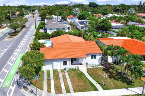 House in Miami, Florida 4 bedrooms, 161.56 sq.m. № 2086848 - photo 17