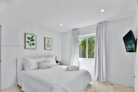 House in Miami, Florida 4 bedrooms, 161.56 sq.m. № 2086848 - photo 29