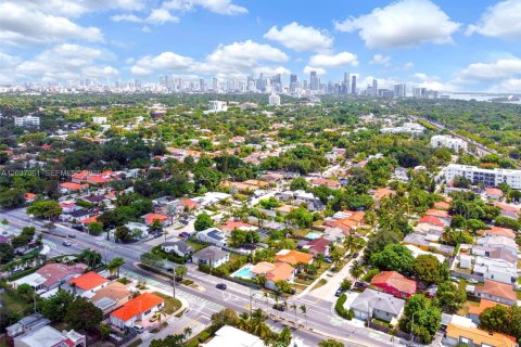 House in Miami, Florida 4 bedrooms, 161.56 sq.m. № 2086848 - photo 11
