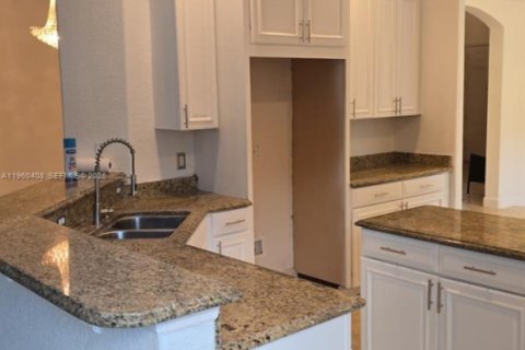 House in Kissimmee, Florida 5 bedrooms, 401.62 sq.m. № 2022008 - photo 23