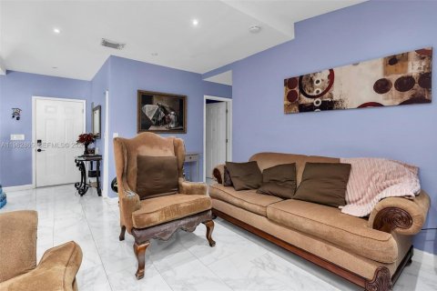 House in Miami, Florida 3 bedrooms, 104.52 sq.m. № 2024170 - photo 15