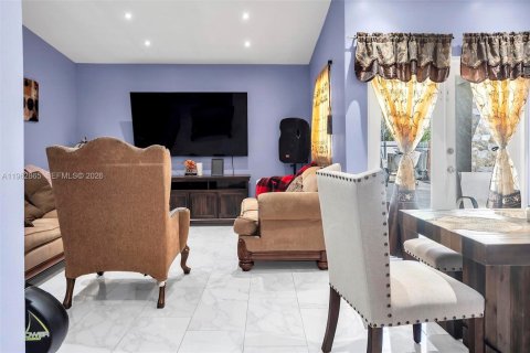 House in Miami, Florida 3 bedrooms, 104.52 sq.m. № 2024170 - photo 10