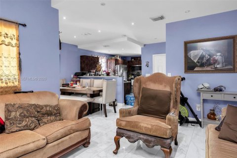 House in Miami, Florida 3 bedrooms, 104.52 sq.m. № 2024170 - photo 14