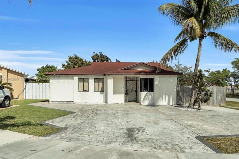 House in Miami, Florida 3 bedrooms, 104.52 sq.m. № 2024170