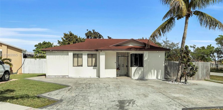 House in Miami, Florida 3 bedrooms, 104.52 sq.m. № 2024170