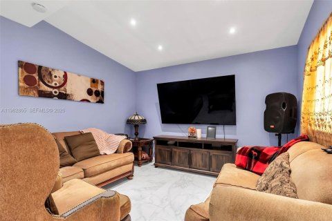 House in Miami, Florida 3 bedrooms, 104.52 sq.m. № 2024170 - photo 12