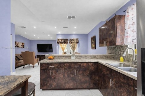 House in Miami, Florida 3 bedrooms, 104.52 sq.m. № 2024170 - photo 9