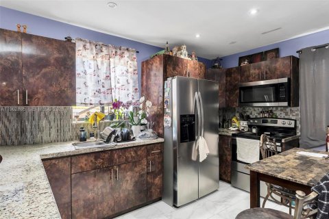 House in Miami, Florida 3 bedrooms, 104.52 sq.m. № 2024170 - photo 7