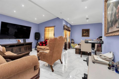 House in Miami, Florida 3 bedrooms, 104.52 sq.m. № 2024170 - photo 13