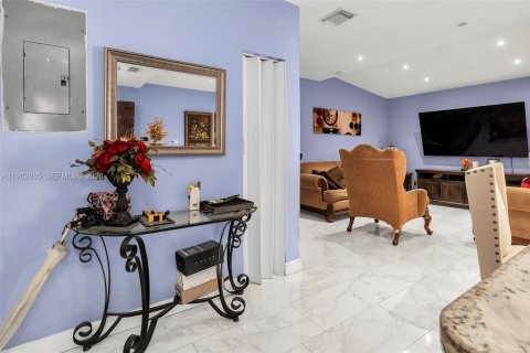 House in Miami, Florida 3 bedrooms, 104.52 sq.m. № 2024170 - photo 5