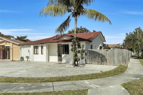 House in Miami, Florida 3 bedrooms, 104.52 sq.m. № 2024170 - photo 2