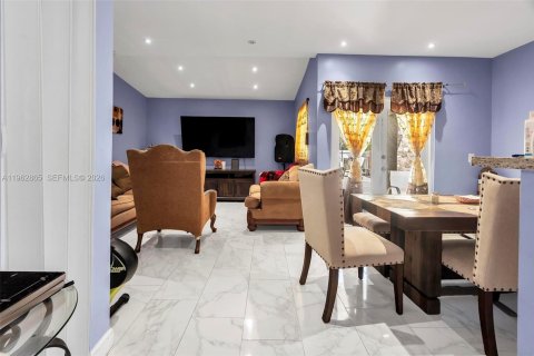 House in Miami, Florida 3 bedrooms, 104.52 sq.m. № 2024170 - photo 4