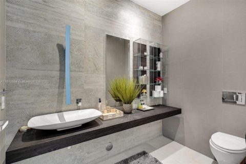 House in Key Biscayne, Florida 6 bedrooms, 595.04 sq.m. № 1874638 - photo 30