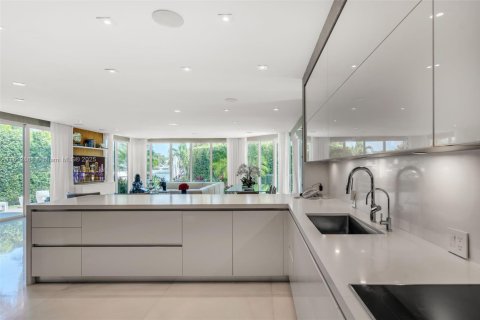 House in Key Biscayne, Florida 6 bedrooms, 595.04 sq.m. № 1874638 - photo 17