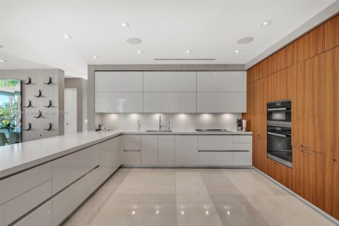 House in Key Biscayne, Florida 6 bedrooms, 595.04 sq.m. № 1874638 - photo 16