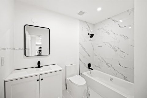 House in Miami, Florida 3 bedrooms, 131.09 sq.m. № 1955235 - photo 27