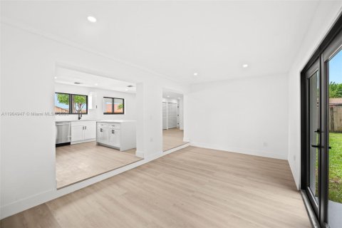 House in Miami, Florida 3 bedrooms, 131.09 sq.m. № 1955235 - photo 17