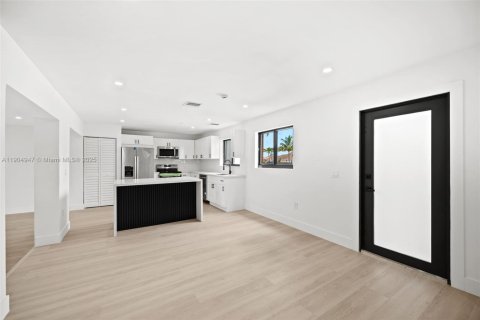 House in Miami, Florida 3 bedrooms, 131.09 sq.m. № 1955235 - photo 6