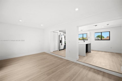 House in Miami, Florida 3 bedrooms, 131.09 sq.m. № 1955235 - photo 7