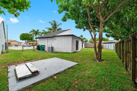 House in Miami, Florida 3 bedrooms, 131.09 sq.m. № 1955235 - photo 30