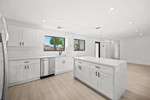 House in Miami, Florida 3 bedrooms, 131.09 sq.m. № 1955235 - photo 12