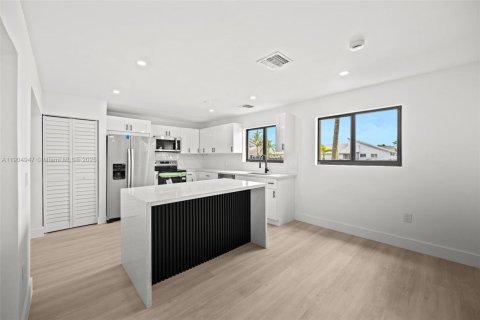 House in Miami, Florida 3 bedrooms, 131.09 sq.m. № 1955235 - photo 10