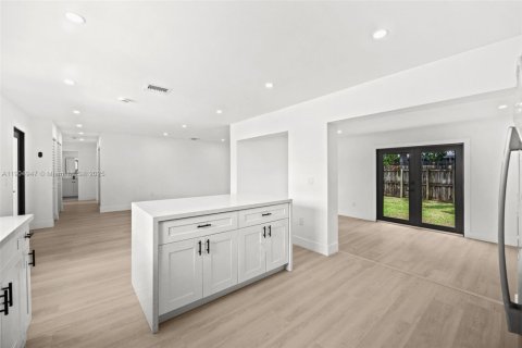 House in Miami, Florida 3 bedrooms, 131.09 sq.m. № 1955235 - photo 14