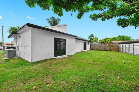 House in Miami, Florida 3 bedrooms, 131.09 sq.m. № 1955235 - photo 29