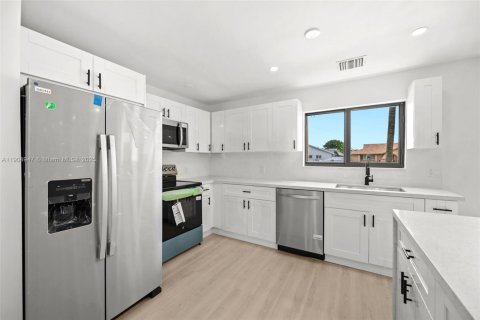 House in Miami, Florida 3 bedrooms, 131.09 sq.m. № 1955235 - photo 2