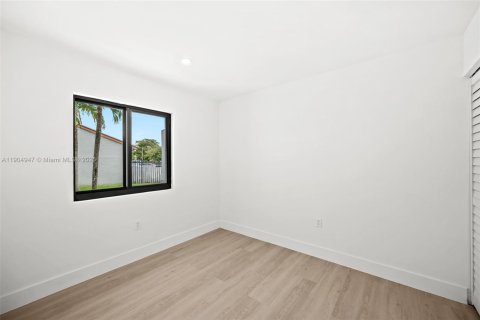 House in Miami, Florida 3 bedrooms, 131.09 sq.m. № 1955235 - photo 23
