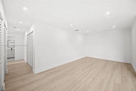 House in Miami, Florida 3 bedrooms, 131.09 sq.m. № 1955235 - photo 20