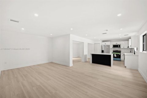 House in Miami, Florida 3 bedrooms, 131.09 sq.m. № 1955235 - photo 8