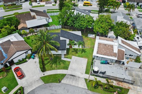 House in Miami, Florida 3 bedrooms, 131.09 sq.m. № 1955235 - photo 4