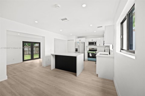 House in Miami, Florida 3 bedrooms, 131.09 sq.m. № 1955235 - photo 9