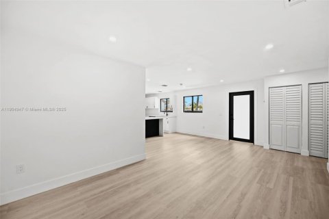 House in Miami, Florida 3 bedrooms, 131.09 sq.m. № 1955235 - photo 5