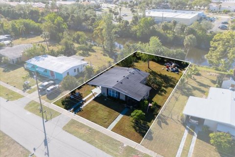 House in Port Charlotte, Florida 3 bedrooms, 81.2 sq.m. № 1780824 - photo 7