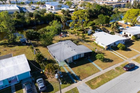 House in Port Charlotte, Florida 3 bedrooms, 81.2 sq.m. № 1780824 - photo 9