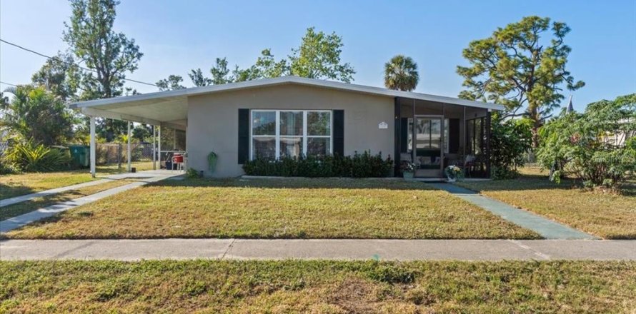 House in Port Charlotte, Florida 3 bedrooms, 81.2 sq.m. № 1780824