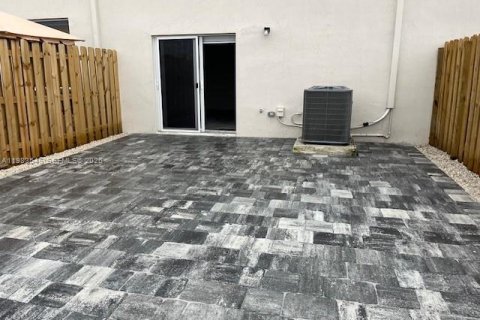 Villa ou maison à louer à Miami, Floride: 3 chambres, 149.76 m2 № 2056748 - photo 2