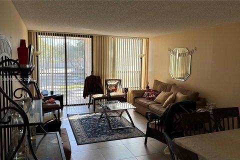 Condominio en alquiler en Tamarac, Florida, 2 dormitorios, 95.04 m2 № 2026133 - foto 2