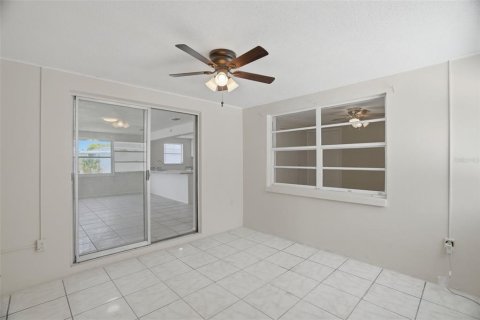 Villa ou maison à vendre à New Port Richey, Floride: 3 chambres, 122.07 m2 № 2148148 - photo 18