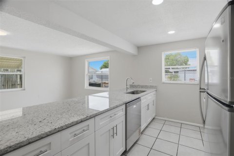 Villa ou maison à vendre à New Port Richey, Floride: 3 chambres, 122.07 m2 № 2148148 - photo 15