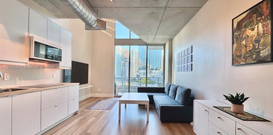 Condominio en Miami, Florida, 1 dormitorio  № 1942749